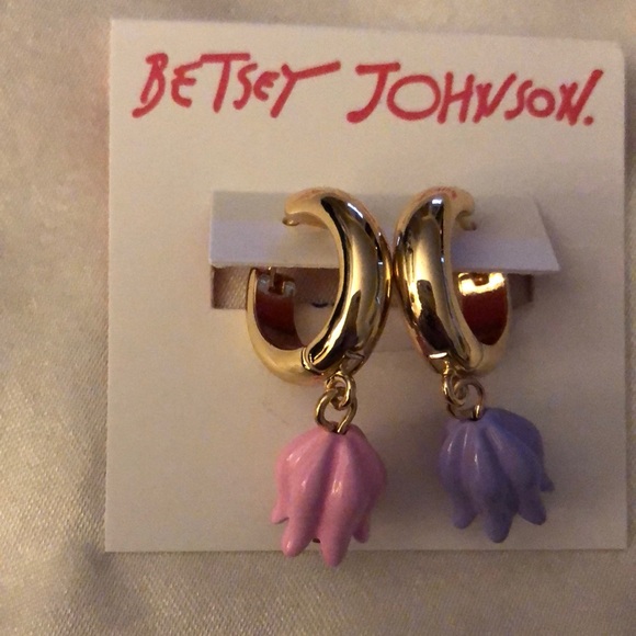 Betsey Johnson Gold Tone Huggie Hoop Earrings Mismatched Tulip Charm NWT - Picture 4 of 13
